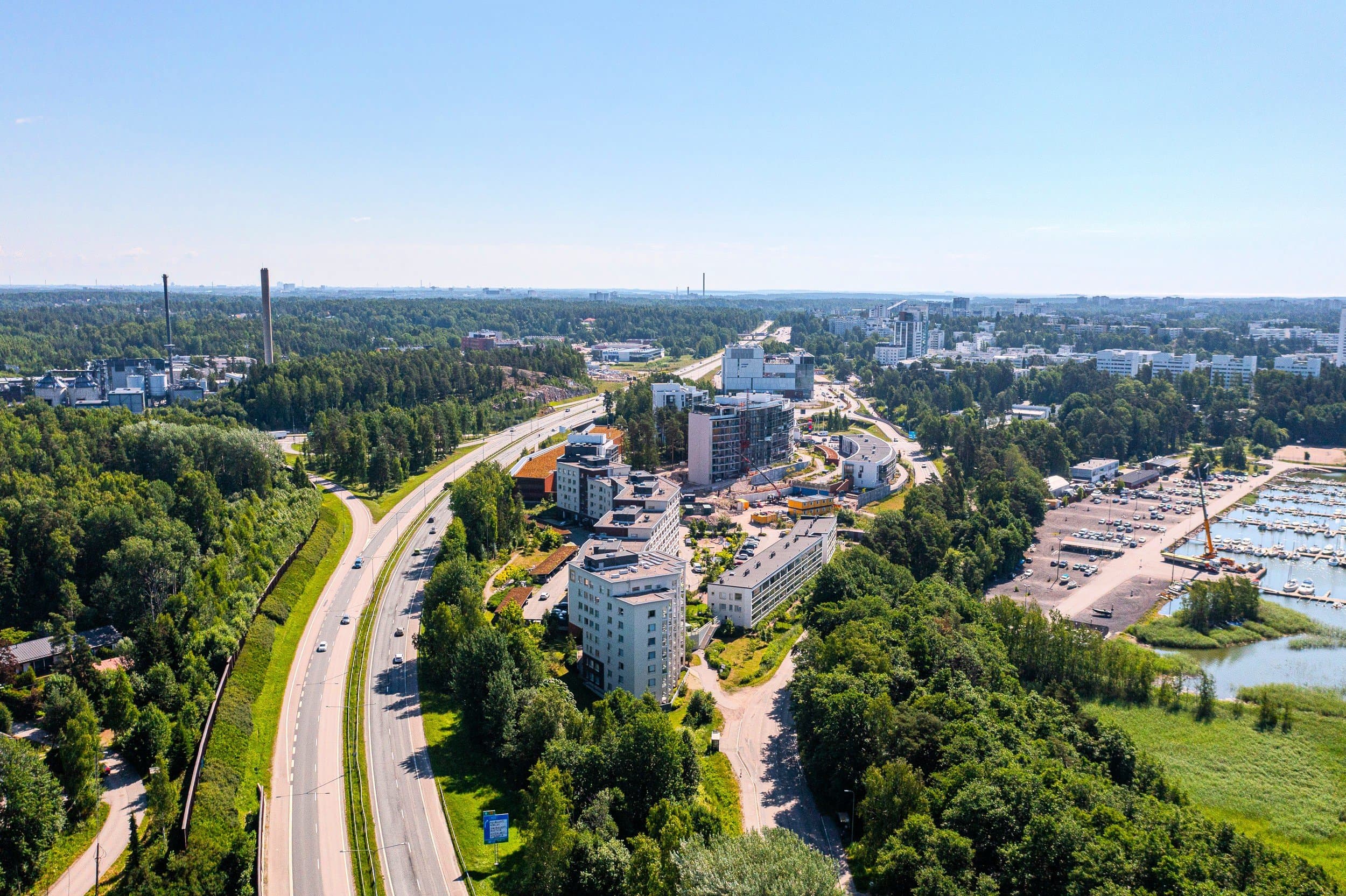 Kehittyvä moderni alue uusien metroasemien ympärillä.