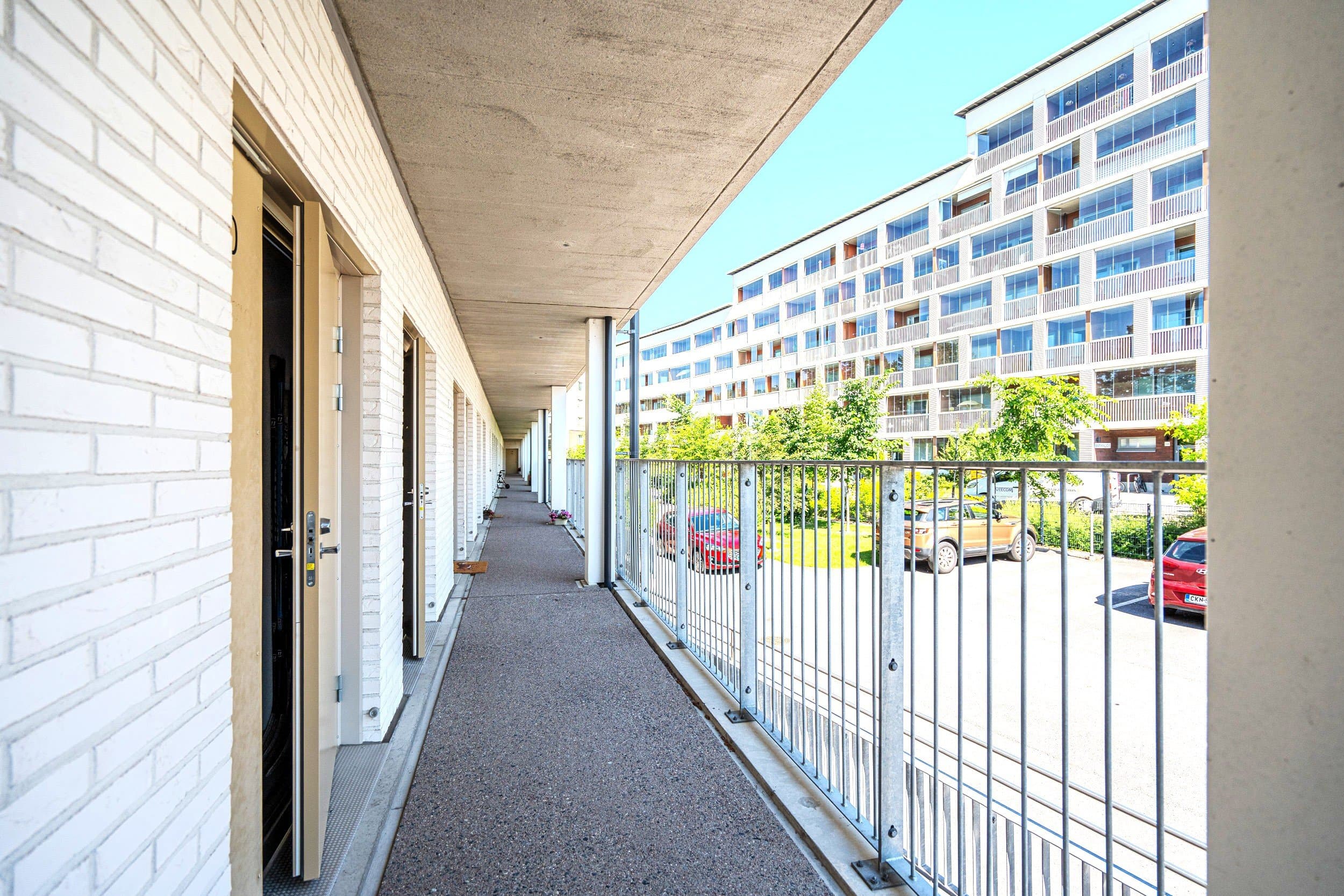 Luhtitalo, oma sisäänkäynti.