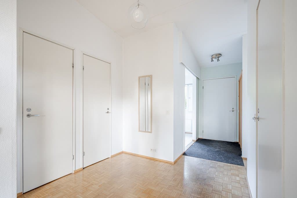 Aulatila josta käynti saunatiloihin, vaatehuoneeseen ja wc.