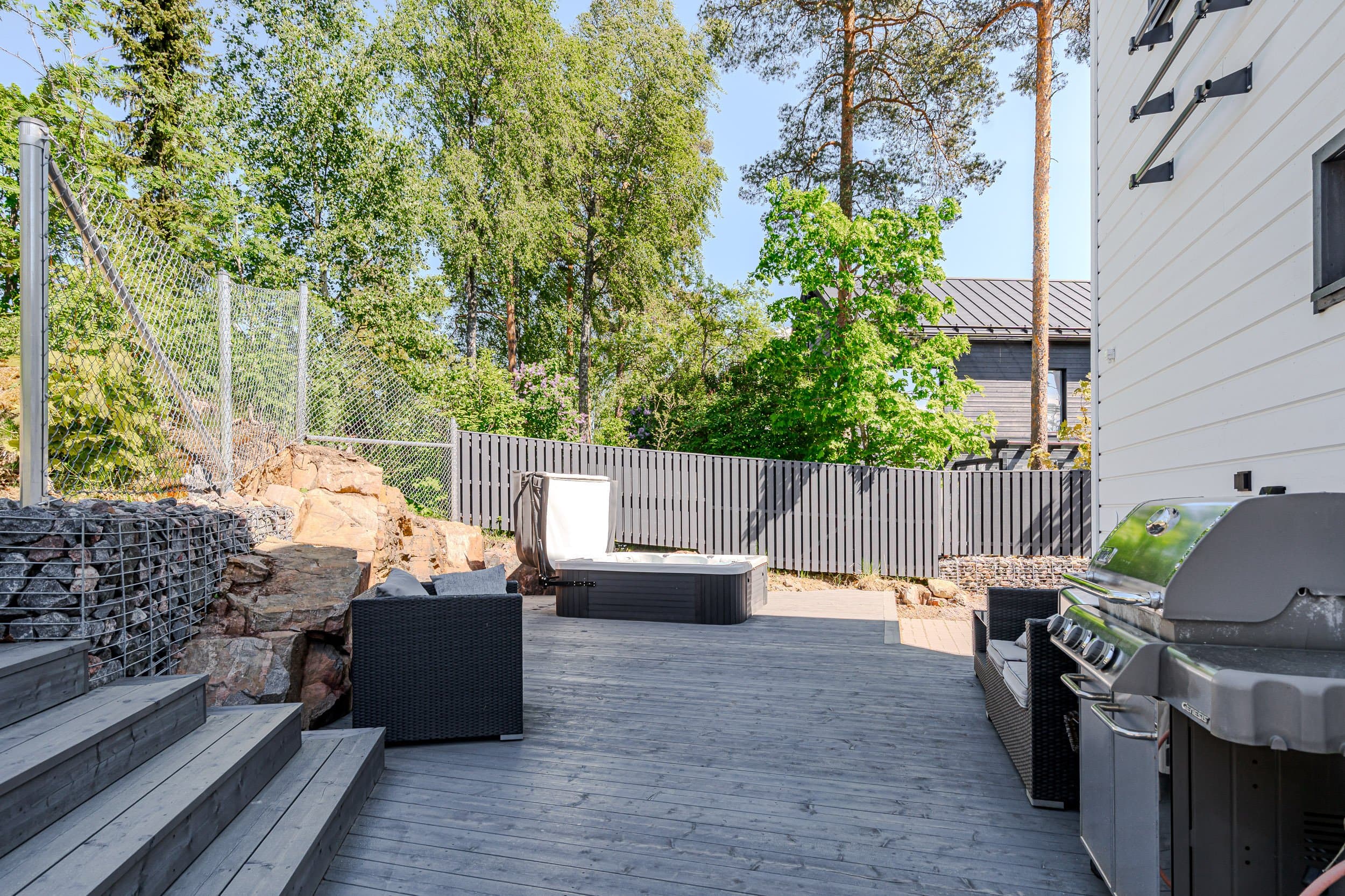 Suojaisa takaterassi, portaat ylätasolle.