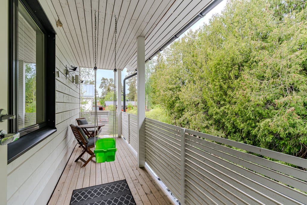 Parveke avautuu sisääntulo pihalle