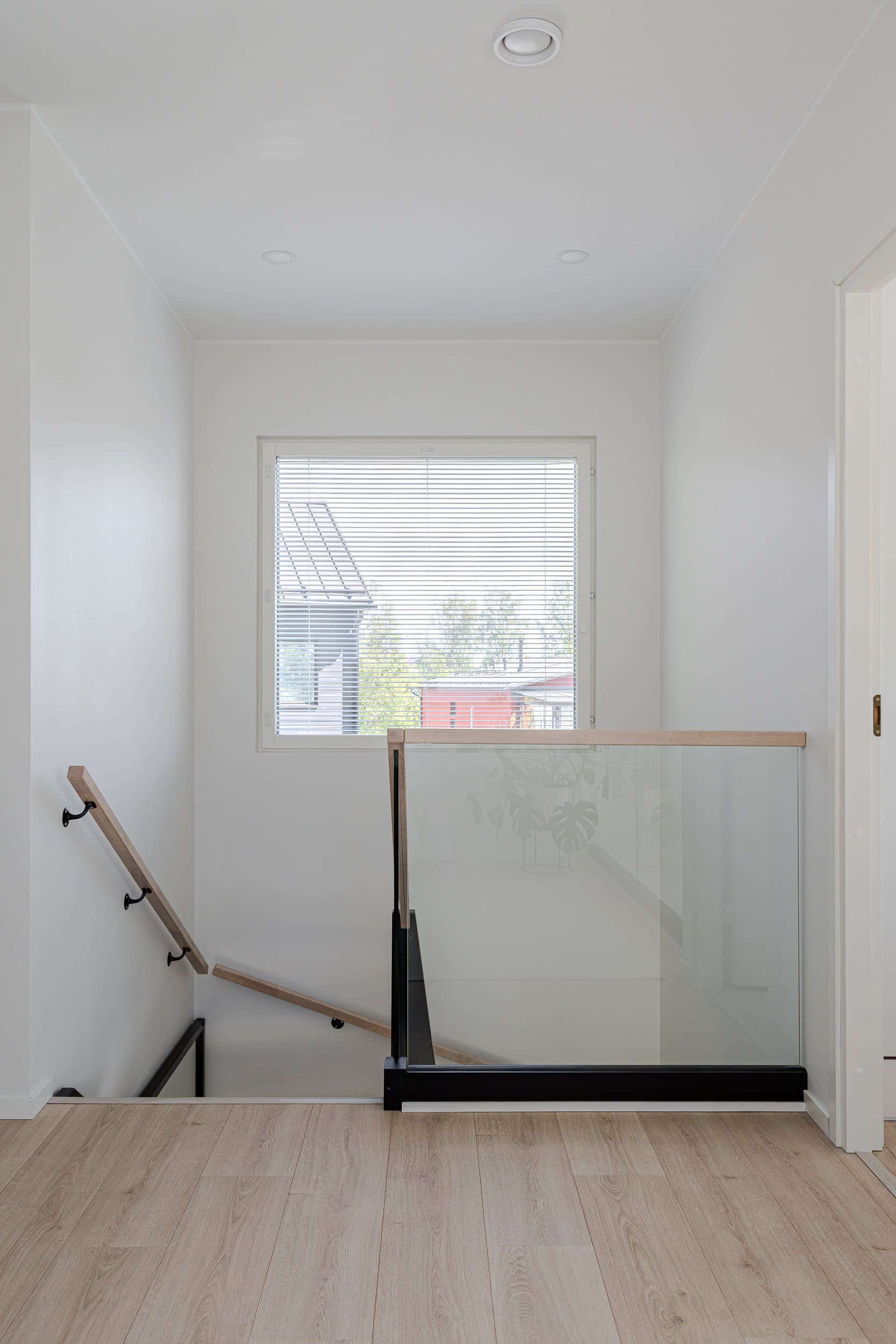 Hoviportaiden mustat Spica Design portaat.