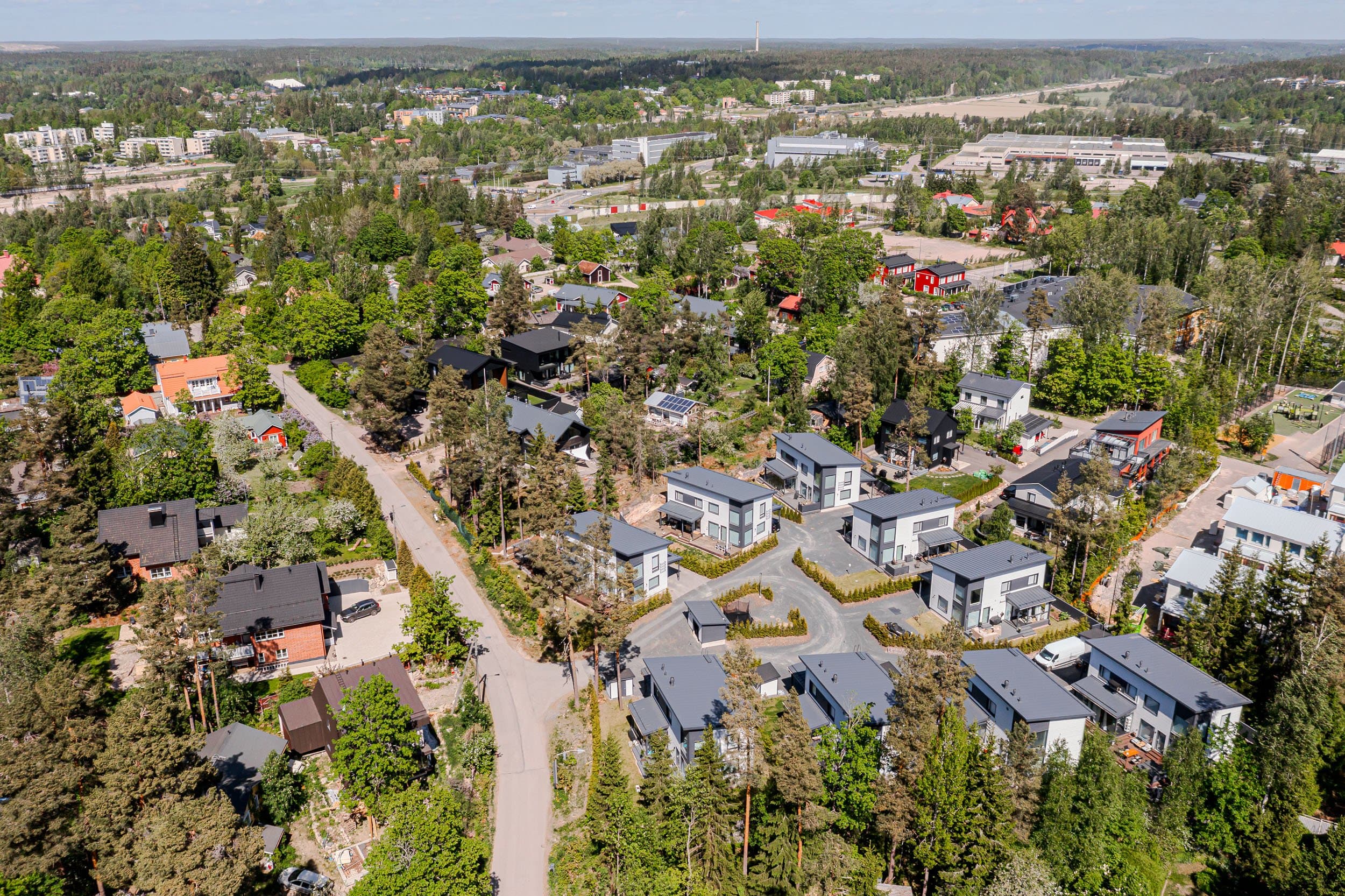Juna-asema, koulut ja palvelut kävelyetäisyydellä.