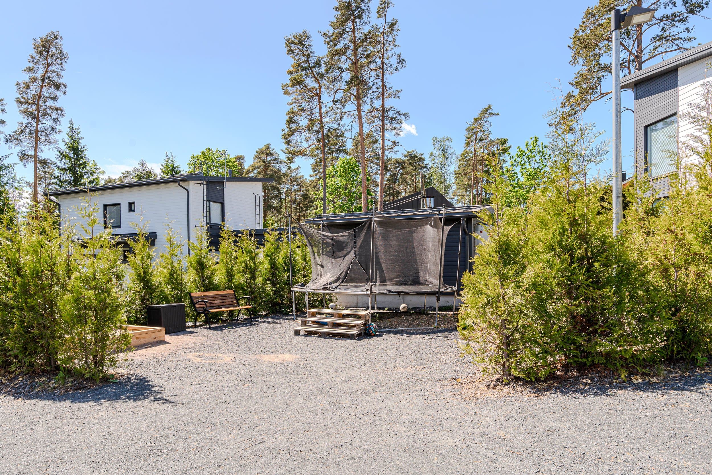 Yhteinen leikkipaikka ja jätekatos.